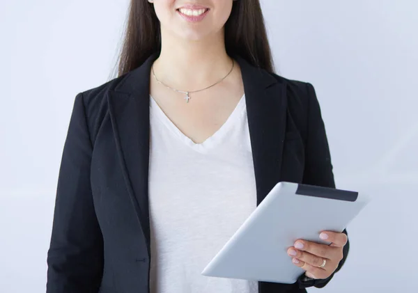 Portret van de jonge zakenvrouw met digitale tablet in haar handen glimlachen. — Stockfoto