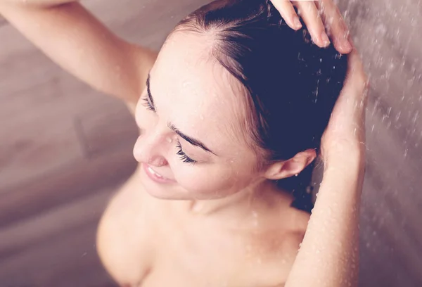 Νέοι όμορφο γυναίκα κάτω από το ντους στο μπάνιο. — Φωτογραφία Αρχείου