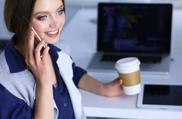 Junge glückliche Frau telefoniert bei Tasse Kaffee — Stockfoto