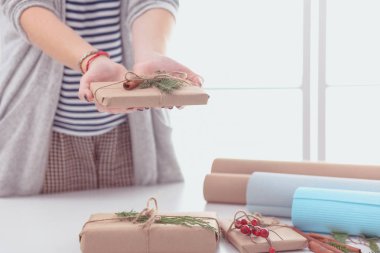 Noel hediye kutusu tutan kadın elinde.