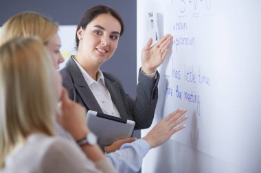 İş, eğitim ve ofis konsepti - yönetim kurulu ile iş ekibi bir şey tartışıyor.