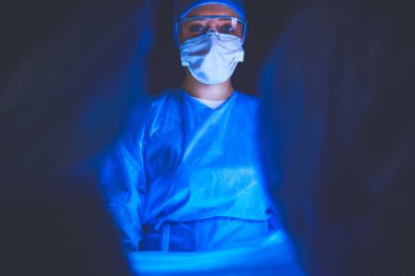 Doktor ekibi karanlık bir geçmişle ameliyatta..