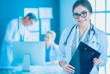 Kadın doktor hastanede steteskopla dikiliyor.