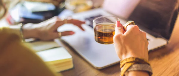 Een jonge vrouw met een creditcard en een laptop. Online winkelen concept — Stockfoto