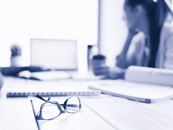 Mujer de negocios sentada en su oficina usando una tableta. Mujer de negocios. Reunión — Foto de Stock