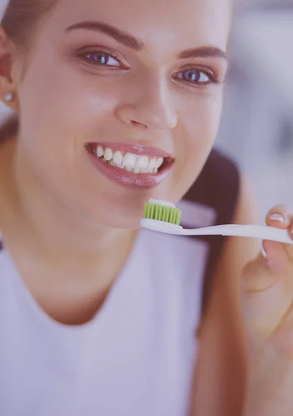 Jong mooi meisje handhaven mondhygiëne met tandenborstel. — Stockfoto