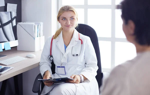Woman doctor explaining diagnosis to her female patient — Stock Photo, Image