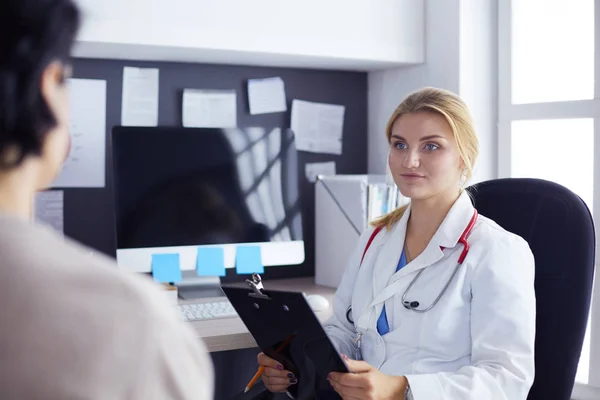 Donna medico spiegando la diagnosi al suo paziente femminile — Foto Stock