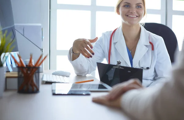 A doctor is talking and examining a patient — Stock Photo, Image