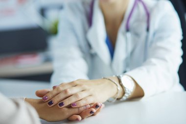 Kadın doktor yaşlılara hastanede el ele tutuşmalarında yardım ediyor