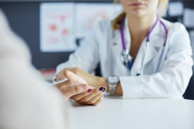 Kadın doktor yaşlılara hastanede el ele tutuşmalarında yardım ediyor