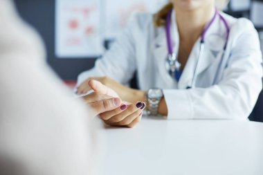 Kadın doktor yaşlılara hastanede el ele tutuşmalarında yardım ediyor