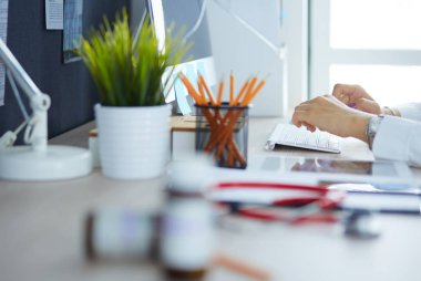 Masada dizüstü bilgisayar kullanan kadın doktorlar.