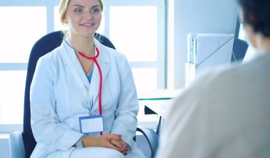 Hasta doktor muayenehanesinde oturuyor. Teşhis, kadın hastalıklarının önlenmesi, sağlık hizmetleri, sağlık hizmetleri, danışma