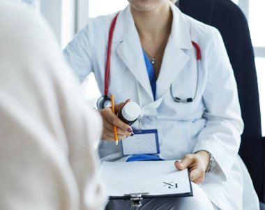 Doktorun hastasına ilaç şişesini açıklayan portresi