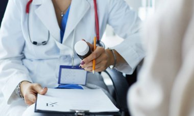 Doktorun hastasına ilaç şişesini açıklayan portresi