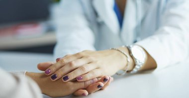 Kadın doktor yaşlılara hastanede el ele tutuşmalarında yardım ediyor
