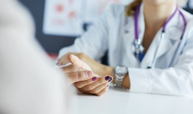 Kadın doktor yaşlılara hastanede el ele tutuşmalarında yardım ediyor