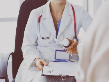 Doktorun hastasına ilaç şişesini açıklayan portresi