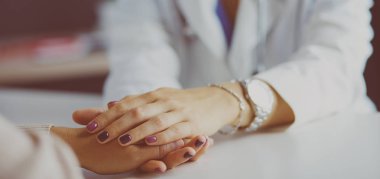Kadın doktor yaşlılara hastanede el ele tutuşmalarında yardım ediyor