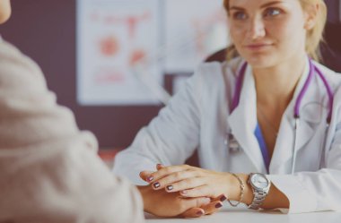 Kadın doktor yaşlılara hastanede el ele tutuşmalarında yardım ediyor