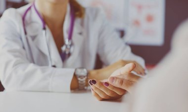 Kadın doktor yaşlılara hastanede el ele tutuşmalarında yardım ediyor