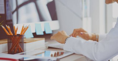 Masada dizüstü bilgisayar kullanan kadın doktorlar.