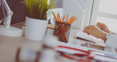 Masada dizüstü bilgisayar kullanan kadın doktorlar.