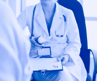 Doktorun hastasına ilaç şişesini açıklayan portresi