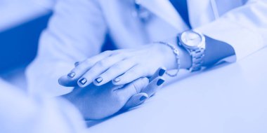 Kadın doktor yaşlılara hastanede el ele tutuşmalarında yardım ediyor