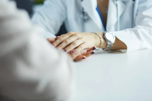 Doctora ayudando a ancianos tomados de la mano en el hospital — Foto de Stock