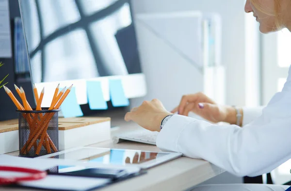 Le mani dei medici femminili che usano il computer portatile alla scrivania — Foto Stock