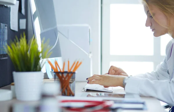 Porträt einer Ärztin, die ihren Laptop in der Klinik benutzt — Stockfoto