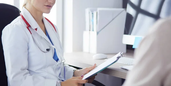 Un médico está hablando y examinando a un paciente — Foto de Stock