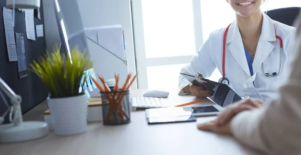 Un médico está hablando y examinando a un paciente — Foto de Stock