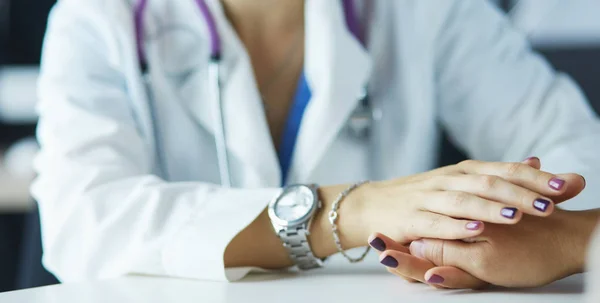 Doctora ayudando a ancianos tomados de la mano en el hospital — Foto de Stock