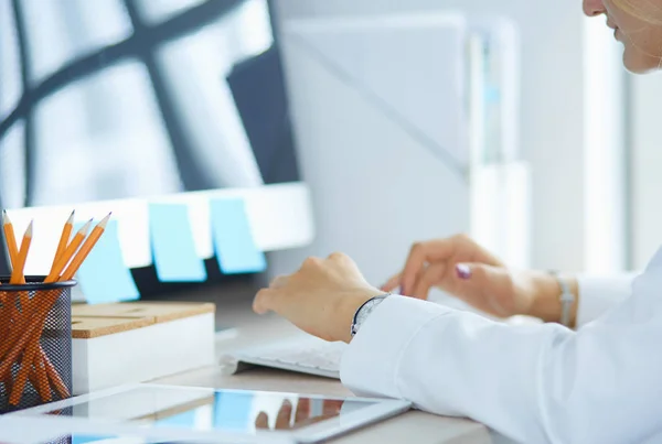 Médicas mulheres mãos usando laptop na mesa — Fotografia de Stock