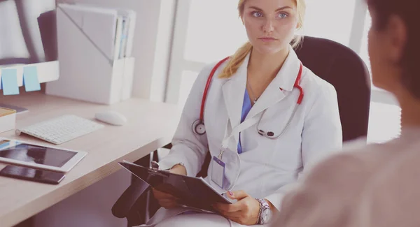 Mujer doctora explicando diagnóstico a su paciente femenino — Foto de Stock