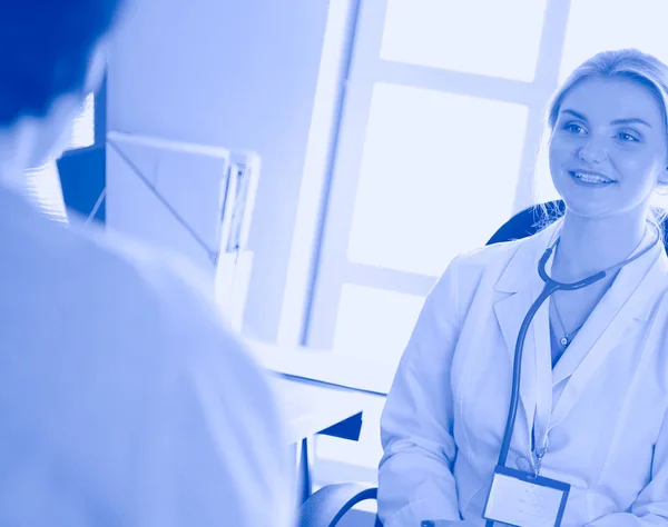 Paciente sentado en el consultorio médico. Diagnóstico, prevención de enfermedades de la mujer, atención sanitaria, servicio médico, consulta —  Fotos de Stock