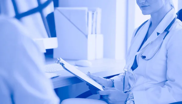 A doctor is talking and examining a patient — Stock Photo, Image