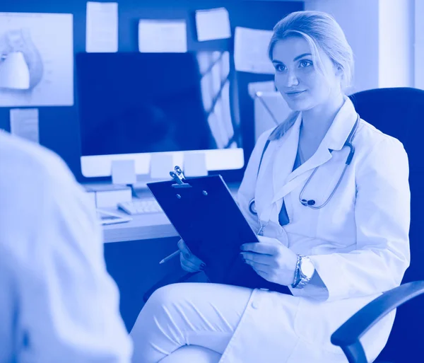 Woman doctor explaining diagnosis to her female patient — Stock Photo, Image