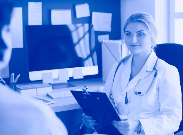 Woman doctor explaining diagnosis to her female patient — Stock Photo, Image