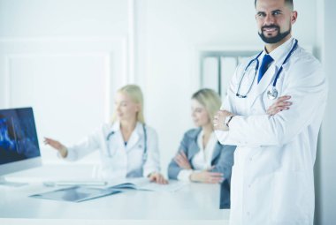 Hastanede çalışan mutlu bir doktor.