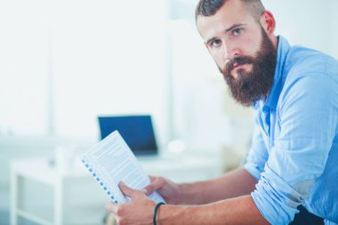 Sandalyeokuma kağıtları oturan işadamı portresi