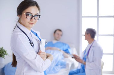 Hastane lobisinde tablet bilgisayar kullanan kadın doktor.