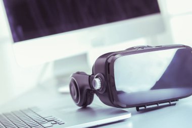 Bilgisayarlı sanal gerçeklik gözlükleri. İş. 3D teknoloji