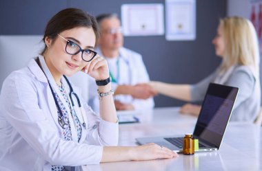 Doktor ve hasta masada otururken bir şey tartışıyorlar. İlaç ve sağlık hizmetleri kavramı