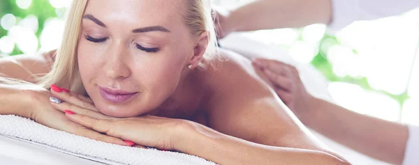 Beautiful spa woman lying on towel in spa salon. — Stock Photo, Image