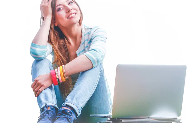 Ung kvinna med laptop sitter på grönt gräs. Porträtt ung kvinna — Stockfoto