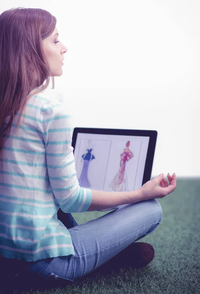 Młoda kobieta z laptopem siedząca na zielonej trawie. Portret młoda kobieta — Zdjęcie stockowe